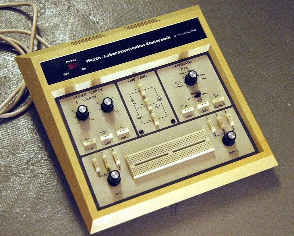 Figure 6 — An OEM ET-3100 made for the Swedish educational publisher Esselte and used in Swedish schools: a cream cabinet, a blue nameplate reading "Heath Laborationsenhet Elektronik" and the familiar panel b…