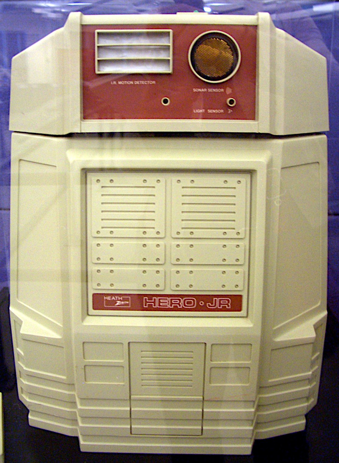 Figure 3 — A HERO Jr in a museum case. The Commons file is titled "Hero Jr. (1982)", but the robot was introduced in June 1984; the date in the title is wrong.