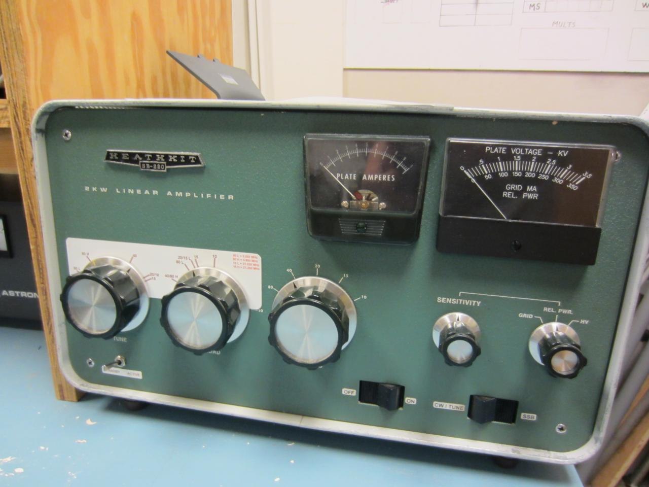 Figure 10 — An SB-220 two-kilowatt linear, the amplifier Heath paired with the SB-102 in its catalogues as the "SB-102/220 combo". The 100 watts from the SB-102 is about the drive the SB-200 and SB-220 were de…